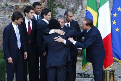 Em visita  Itlia, Lula  recepcionado por brasileiros do Milan