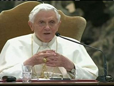 Papa Bento XVI se encontra com padres e diz que vai viver em clausura  