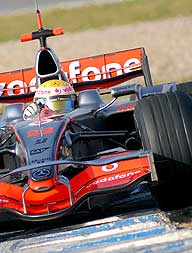 Hamilton lidera dobradinha da McLaren aps racismo.