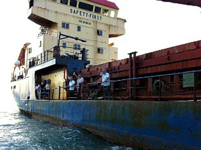 Navio mercante ancorado em Fortaleza registra alagamento