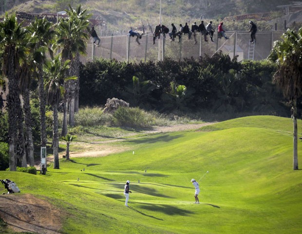 Imigrantes tentam entrar em Melilla em meio a jogo de golfe