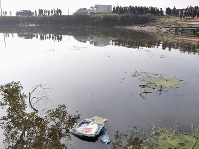 China: nibus escolar cai em lago e mata ao menos 11 crianas