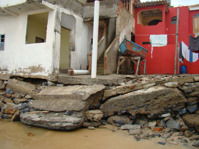 Casas afetadas pela ressaca podem desabar em Maratazes 