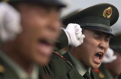Soldados chineses desfilam em Pequim