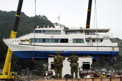 Barco que parou sobre prdio aps tsunami  iado no Japo