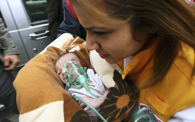 Beb de 2 semanas  resgatado vivo de escombros na Turquia