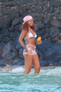 Rihanna exibe barriga enxuta em foto de biquni durante dia 