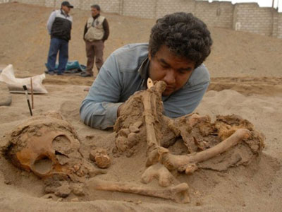 Arquelogos encontram tumba de jovens sacrificados no Peru
