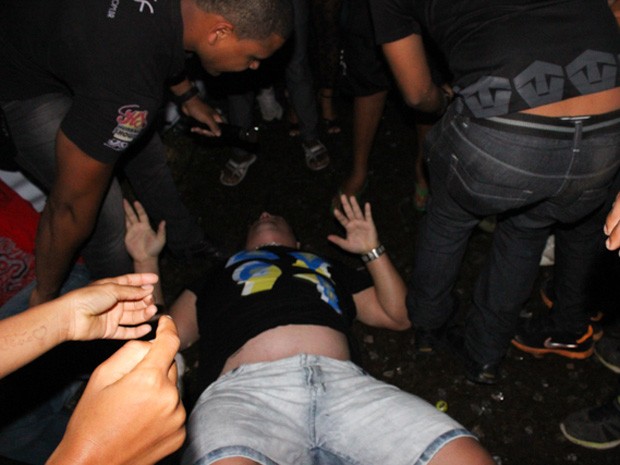Cantor de banda de arrocha cai de palco durante show na Bahia