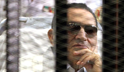 Com Egito em caos, Mubarak se ausenta de julgamento