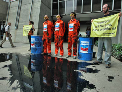 Ambientalistas protestam em frente  sede da Chevron contra vazamento