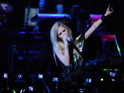 Avril Lavigne abre turn no Brasil com cover de Joan Jett 