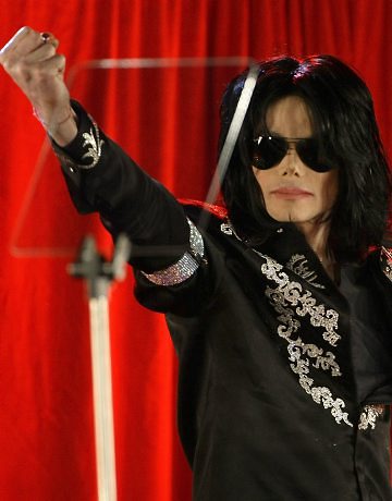Michael Jackson, rei do pop, morre aos 50 Ele foi declarado morto s 18h26, horrio de Braslia.
 M