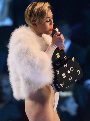 Miley Cyrus acende suposto cigarro de maconha no MTV EMA 2013