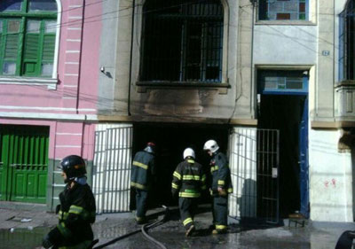 Incndio destri oficina mecnica em Santos, SP