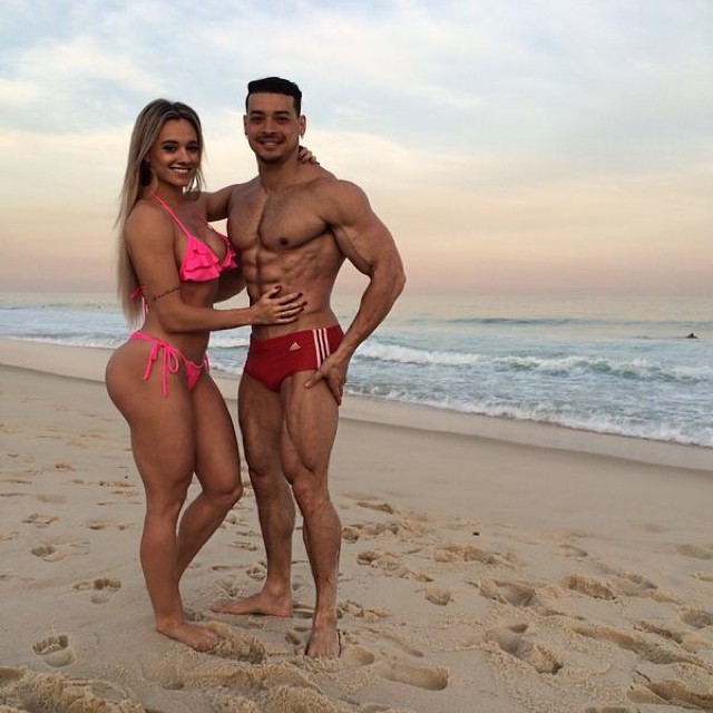 Casal fitness! Juju Salimeni e Felipe Franco posam sarados em praia