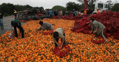 Caminho cheio de tangerinas tomba e homem morre em Pelotas 