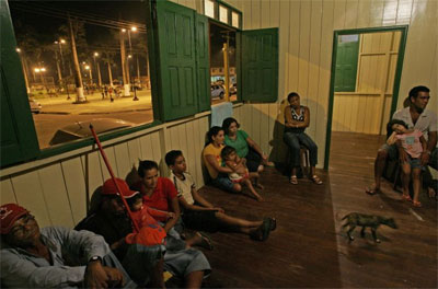 Grupo de bolivianos cruza a fronteira e se refugia em cidade