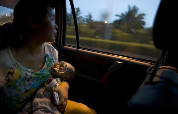 Famlia luta para descobrir doena de beb na China