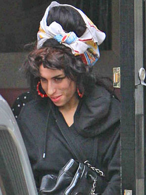 Amy Winehouse pode ficar pertinho do marido, Blake Fielder.