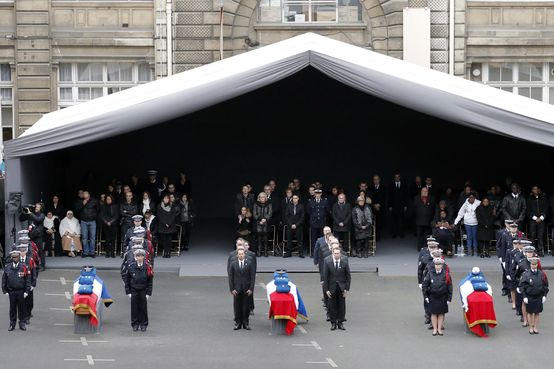 Hollande atribui Legio de Honra a polcias mortos em ataque