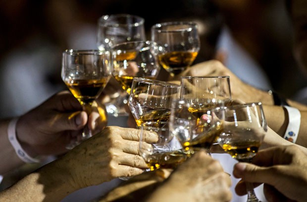 Colombianos batem recorde de maior degustao de rum