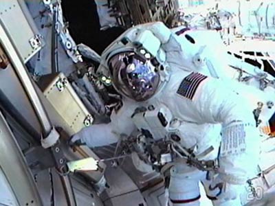 Astronautas fazem 1 caminhada no espao durante misso do Endeavour