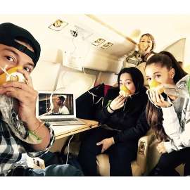 Jatinho de Ariana Grande sofre pane em voo e cantora coloca 