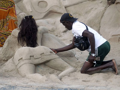 Mulheres de areia trocam fio-dental por saia em respeito a fiis e papa