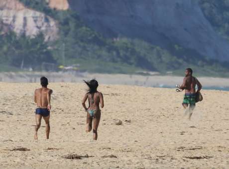Com raiva, Naomi Campbell persegue paparazzo na Bahia