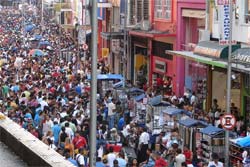 Rua 25 de Maro pode ter atrado at 700 mil pessoas 