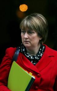 Ministra britnica do Interior pede desculpas por gastos com