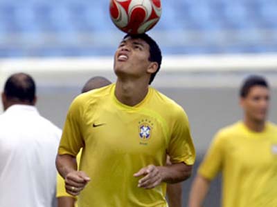 Thiago Silva volta a treinar, mas deve ficar no banco