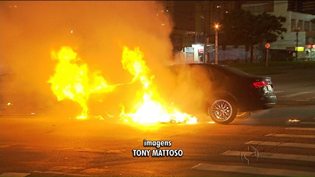 Carro pega fogo durante perseguio policial em Curitiba