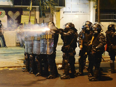 RJ: protestos se unem e manifestantes apedrejam prdio da Globo