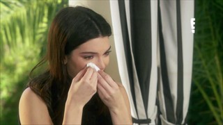 Kendall Jenner chora ao falar do pai: 