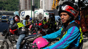 Aonde carro no chega: BBC pega mototxi na Rocinha