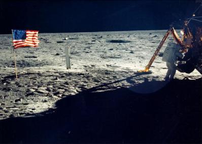 Cheque de US$ 10 de Neil Armstrong leiloado por US$ 27 mil
