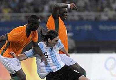 Messi brilha e Argentina vence Costa do Marfim na estria 