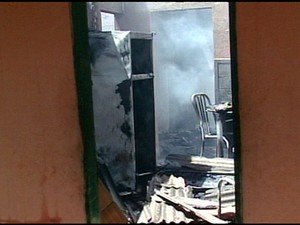 Casa da garota que matou amiga pega fogo em Conceio da Barra, ES