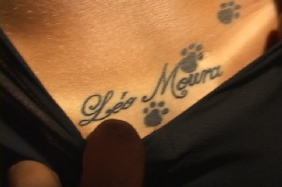 Namorada de Lo Moura faz tatuagem igual a de Perlla