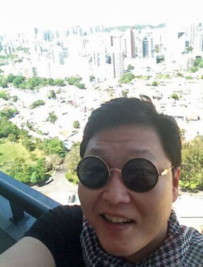 Cantor Psy publica foto da chegada a Salvador para o carnaval