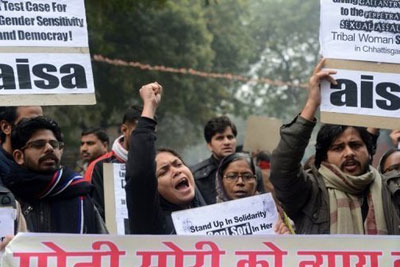 Estupradores de estudante indiana tentaram atropelar a vtima