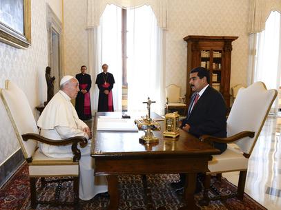 Papa se rene por 20 minutos com presidente venezuelano