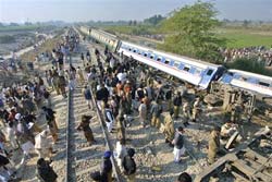 Trem descarrila no Paquisto e deixa pelo menos 40 mortos