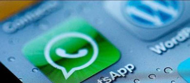 Mdica associa uso excessivo de WhatsApp a dor nas mos