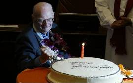 Aos 90 anos, Arthur C. Clarke ainda espera por ETs