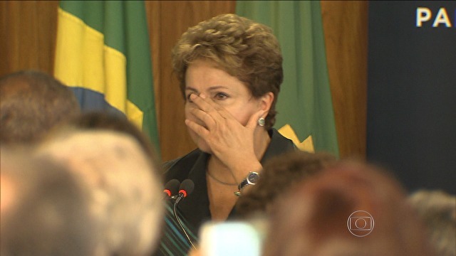 Dilma se emociona na entrega do relatrio da Comisso