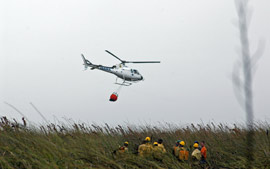 Helicptero ajuda no combate ao fogo em reserva do RS