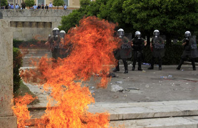Manifestantes atacam prdio do Ministrio das Finanas da Grcia